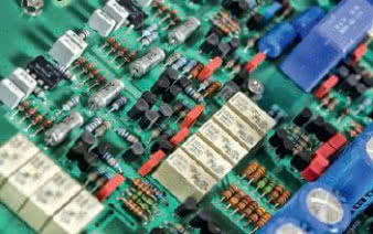 Wzmocnienie prowadzone jest w tranzystorach.
Przełączanie obciążenia odbywa się w przekaźnikach
sterowanych pilotem zdalnego sterowania!