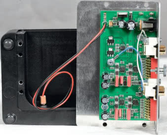 Układ elektroniczny jest przygotowany w technice montażu powierzchniowego
na niewielkiej płytce. Jego podstawą są scalone układy półprzewodnikowe. Z boku widać też część
zasilacza. Obudowa jest niezwykle solidna - ciężki, sztywny odlew, głównie z aluminium.