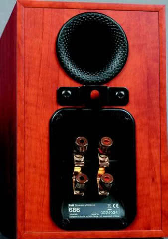 Tył 686 zatłoczony nie mniej niż przód.
Solidny "haczyk" obliczono z dużą rezerwą,
podobnie jak duży i firmowo wyprofilowany
otwór bas-refleks - Flowport.