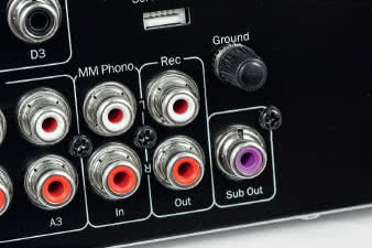 Wśród kilku wejść
analogowych jest
też zaproszenie
dla gramofonu
(MM); jest też wyjście
na subwoofer,
chociaż systemy
2.1 wciąż nie zdobyły
popularności.