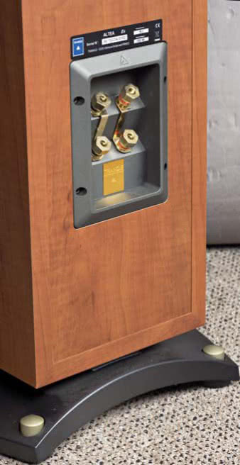 Podwójny terminal
podłączeniowy jest standardowy
w formie, chociaż nieco
większy niż zwykle - podobnie jak
kilka innych akcesoriów w konstrukcji
Triangle. Metalowy cokół ma kształt
zaczerpnięty z modeli Magellan.