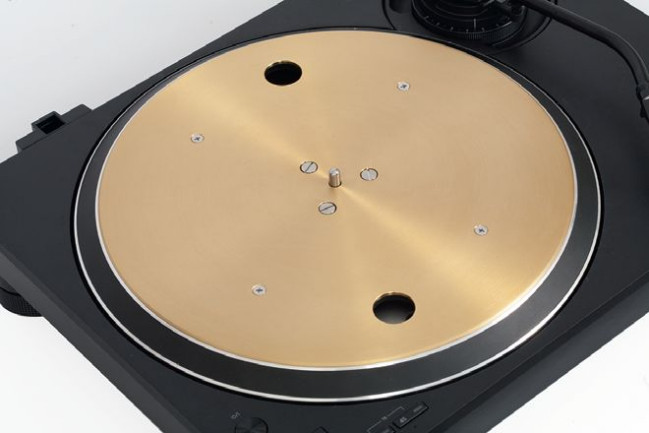 Trójwarstwowy talerz jest dociążony od góry i wytłumiony od dołu.