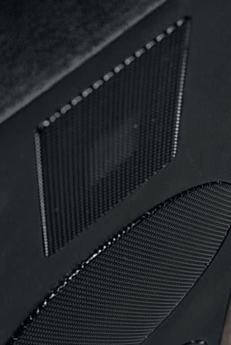 Założone maskownice licują z frontem obudowy –
w założeniach projektanta powinny pozostać
założone.