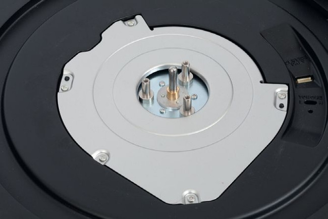 Napęd bezpośredni całkowicie zabudowano w plincie.