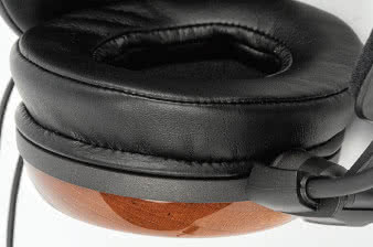 Poduszki wykonano z miękkiej, naturalnej skóry.