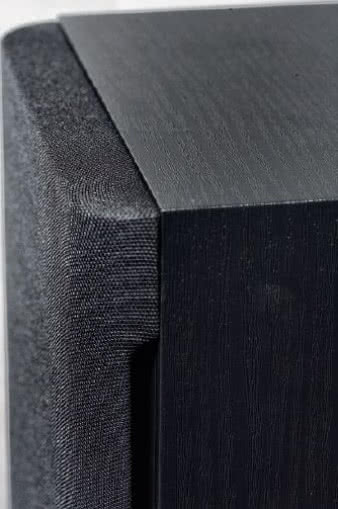 Maskownica trzyma się na magnesach,
wzdłuż pionowych krawędzi pozostawiono
wąską szczelinę - jeden z niewielu akcentów
wyłamujących się z minimalizmu całego
projektu.