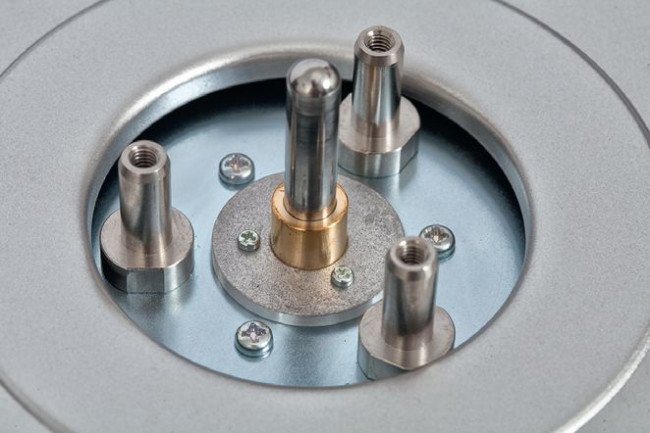 Talerz jest ustabilizowany za pomocą trzech śrub montażowych