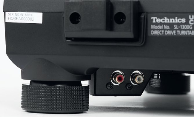 Pod plintą schowano gniazdo zasilające i złącza RCA (wraz z trzpieniem uziemienia).