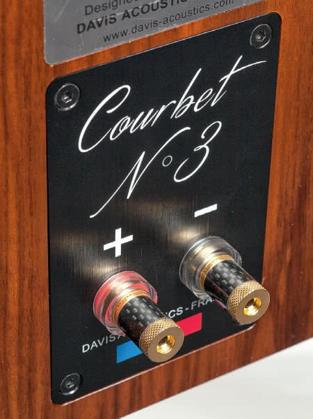 Tabliczka z "odręcznie" napisaną nazwą modelu i solidne zaciski podkreślają wysoką pozycję serii Courbet w ofercie firmy.