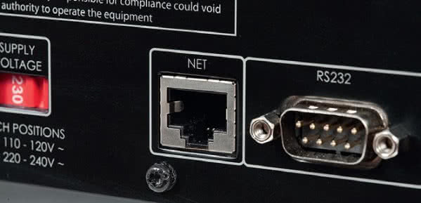Sieciowe złącze LAN rodzi nadzieję... ale w tym przypadku pozwala tylko na sterowanie wzmacniaczem.
