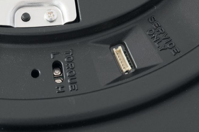 Pod talerzem znajduje się przełącznik szybkości rozkręcania talerza (trzy warianty).