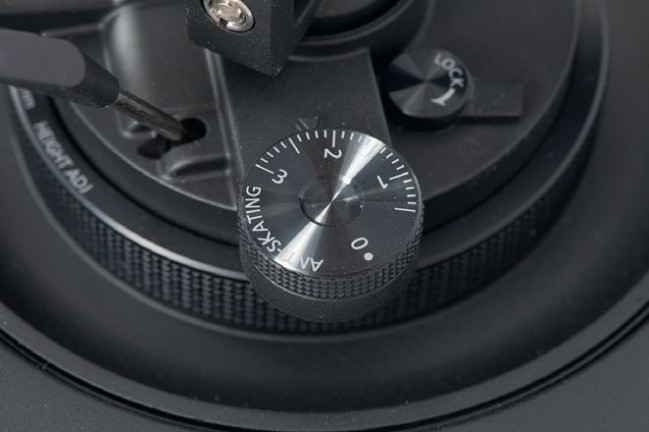 Anti-skating wygodnie regulujemy pokrętłem na bocznej platformie.