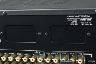 Gniazda rozszerzeń –
można tam zainstalować
płytki przedwzmacniacza
gramofonowego
oraz przetwornika C/A.