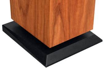 Cokół dyskretny, lecz nieco większy niż przekrój obudowy, która jest bardzo szczupła.