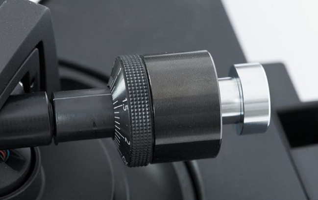 Do regulacji przeciwwagi można dokręcić jeden z dwóch dodatkowych ciężarków