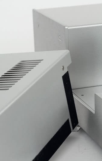 Osłonę należy
wkręcić w odpowiednie
miejsca obudowy, aby nic się
nie porysowało (ani później nie rezonowało),
poszczególne elementy zabezpieczono
miękkimi odbojami.