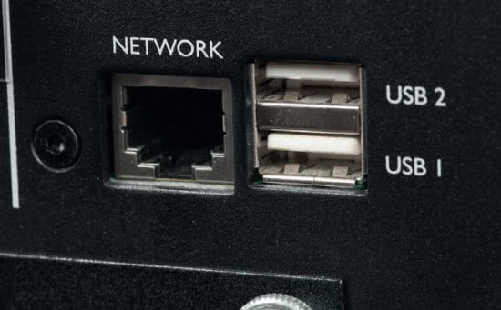 Połączenie sieciowe możliwe jest tylko przez kabel LAN.