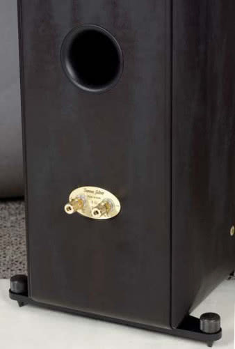 Sonus należy
do "zakonu pojedynczogniazdkowców",
i stosuje zaciski własnego projektu. Ponieważ
kolumna lekko pochyla się do tyłu, więc
podparto ją tam nieco szerzej. Widoczny
otwór bas-refleksu współdziała z głośnikiem
niskotonowym, ale średniotonowy ma swój
własny w górnej części obudowy.