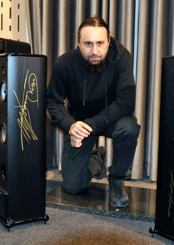 Melodika BL30 MK3 z autografami zespołu Cochise na aukcji WOŚP