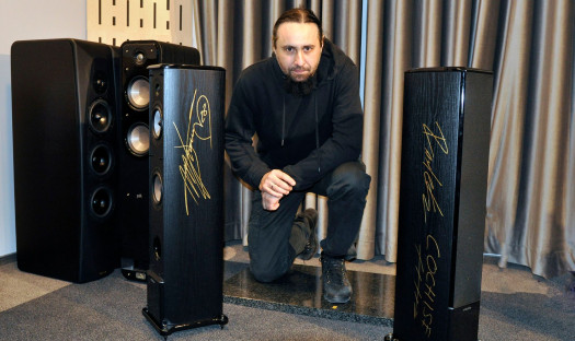 Melodika BL30 MK3 z autografami zespołu Cochise na aukcji WOŚP