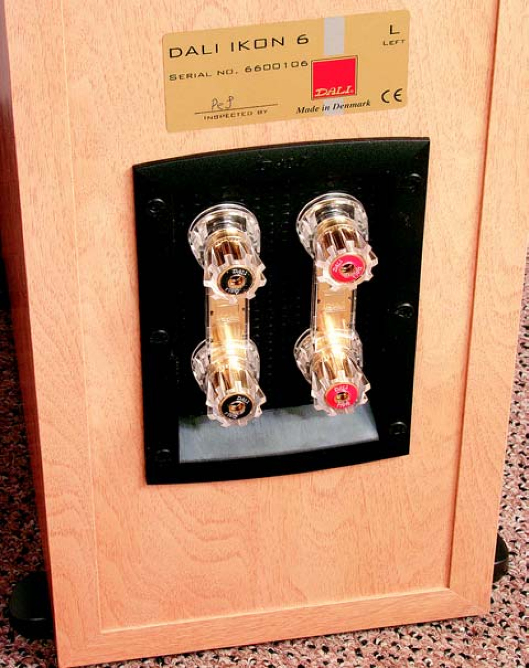 Czy przy stosowaniu bi-wiringu konieczne są podwójne wyjścia głośnikowe we wzmacniaczu?