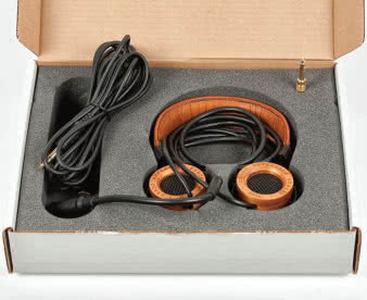 Opakowanie nie imponuje wykonaniem, ale wewnątrz
znajdziemy kilka dodatków – przedłużacz
i dwie przejściówki.
