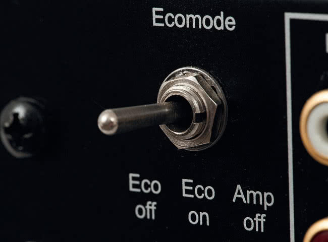 Przełącznik trybów Ecomode można ustawić na trzy sposoby, w jednym z nich (On) wzmacniacz stale monitoruje sygnał na wejściu, w razie potrzeby włącza i wyłącza końcówki mocy oraz część przedwzmacniacza.