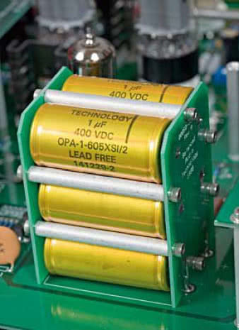 Sześć kondensatorów olejowych, czyli Six-Pak na wyjściu.