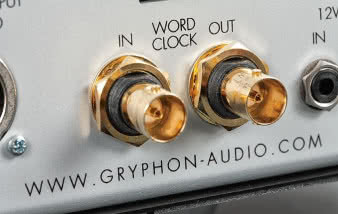 Dodatkiem z najwyższej półki jest wejście/wyjście
zegara taktującego.