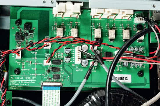 Przedwzmacniacz jest analogowy, budowa modułowa wymusiła konieczność prowadzenia połączeń przewodowych pomiędzy poszczególnymi sekcjami.