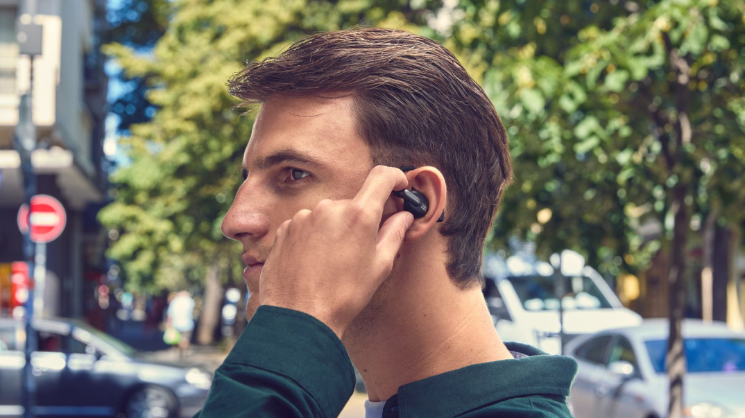 Nowe słuchawki JBL Sense Pro - autorski algorytm AI do redukcji hałasu i czujnik wychwytujący głos