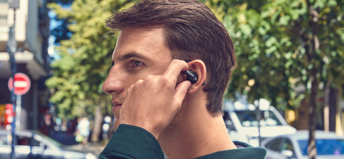 Nowe słuchawki JBL Sense Pro - autorski algorytm AI do redukcji hałasu i czujnik wychwytujący głos