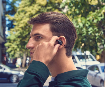 Nowe słuchawki JBL Sense Pro - autorski algorytm AI do redukcji hałasu i czujnik wychwytujący głos