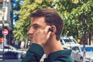 Nowe słuchawki JBL Sense Pro - autorski algorytm AI do redukcji hałasu i czujnik wychwytujący głos