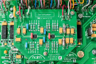 Przedwzmacniacz gramofonowy dokręcono
na rusztowaniu, ponad układami wejść.