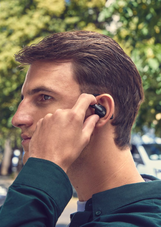 Nowe słuchawki JBL Sense Pro - autorski algorytm AI do redukcji hałasu i czujnik wychwytujący głos