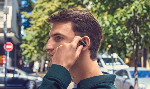 Nowe słuchawki JBL Sense Pro - autorski algorytm AI do redukcji hałasu i czujnik wychwytujący głos