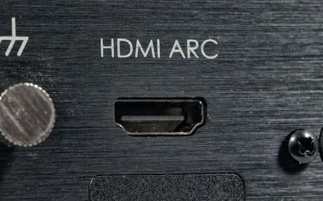 HDMI (z ARC) pojawia się w tego typu urządzeniach coraz częściej, istotnie rozszerzając zakres ich zastosowań o połączenie z telewizorem.