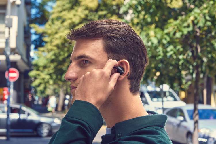 Nowe słuchawki JBL Sense Pro - autorski algorytm AI do redukcji hałasu i czujnik wychwytujący głos