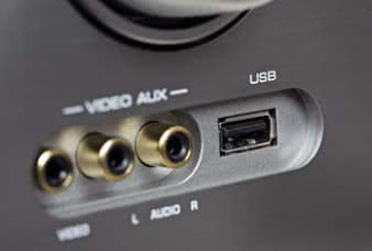 Wśród wejść podręcznych znalazło się też
USB do odczytu plików muzycznych.