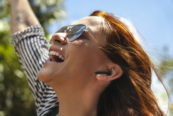 JBL Vibe Beam 2 - 10 h pracy i technologia Smart Ambient