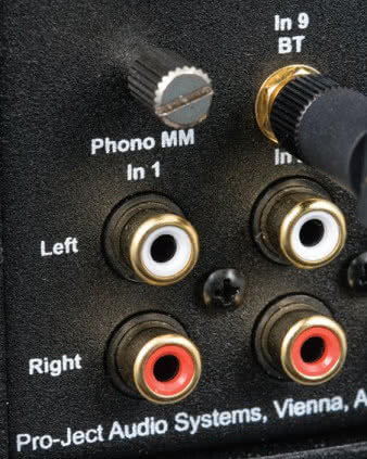 We wzmacniaczu
Pro-Jecta nie mogło
przecież zabraknąć
wejścia gramofonowego,
na zdjęciu – w przedprodukcyjnym
egzemplarzu
– dla wkładek MM,
docelowa wersja będzie
miała również układy
korekcyjne MC.