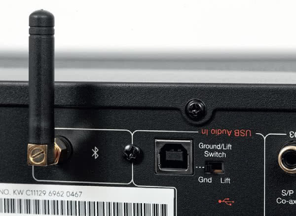 Nowoczesność wzmacniacza przejawia się bezprzewodowym strumieniowaniem BT z aptX HD oraz funkcją USB-DAC.