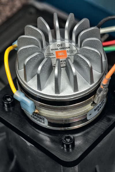 Radiator drivera D2415K kompresyjnego głośnika wysokotonowego jest nie od parady. Mimo wysokiej efektywności w układzie drgającym będzie wydzielało się dużo ciepła, a magnesy neodymowe są wrażliwe na wysokie temperatury.
