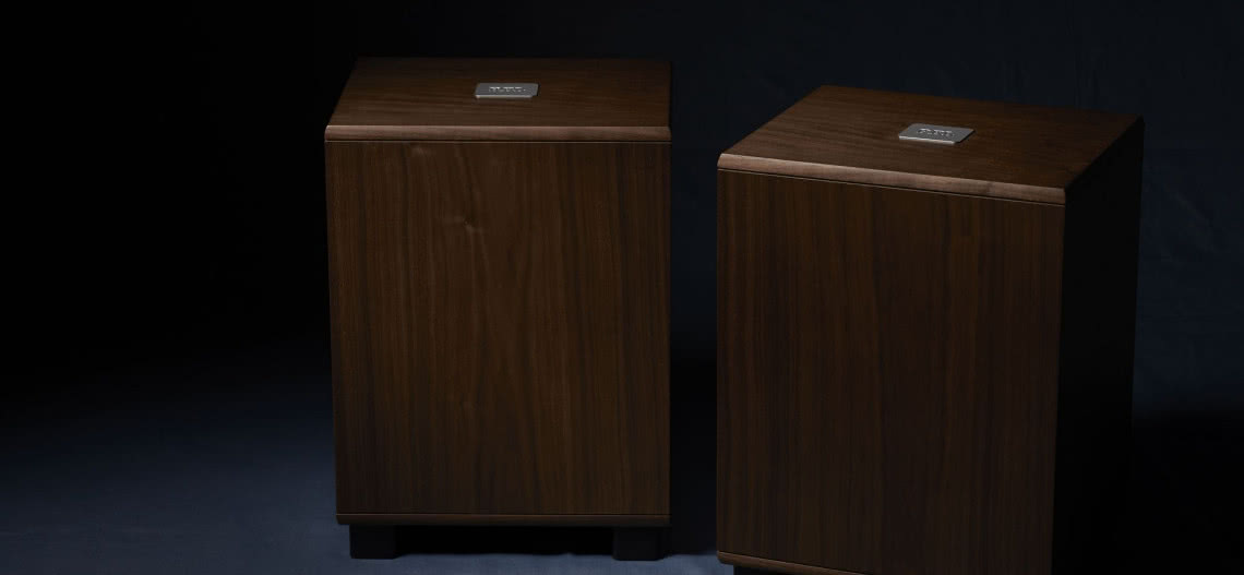 Dizajn retro i nowoczesne technologie. Portfolio REL zasilił nowy subwoofer - Classic 98