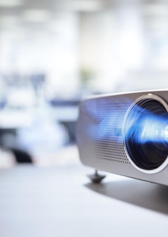 Urządzamy prywatną salę kinową. Jak wybrać odpowiedni projektor? 