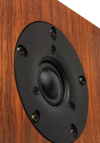 Przetwornik kopułkowo-pierścieniowy różni się
od „zwykłego” kopułkowego znacznie większym
pierścieniem na zewnątrz kopułki (i cewki), który
pełni rolę nie tylko zawieszenia, ale i efektywnie
promieniującej części membrany. Głośnik taki
pojawił się kilkanaście lat temu pod szyldem Vify,
a dzisiaj jest produkowany w wielu odmianach przez
Scan-Speaka.