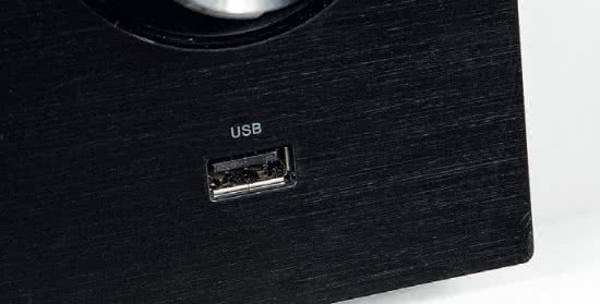 Złącze USB na przedniej ściance to wyjątkowa cecha SX-N30AE, który potrafi odtwarzać pliki wprost z pendrajwów.