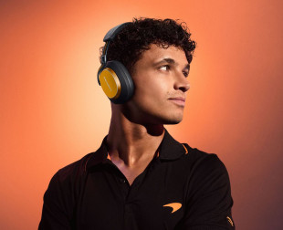 Lando Norris ma "swoje" słuchawki. Bowers & Wilkins Px8 S2 McLaren Edition w nowej odsłonie