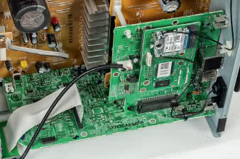 Cały blok cyfrowy
składa się z trzech
części: interfejsów sieci
LAN, bezprzewodowego
modułu Wi-Fi/BT oraz
głównej płytki z cyfrowymi
obwodami audio.